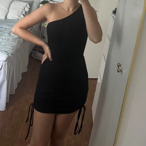 Klänning - Snygg och skön klänning som har justerbar längd. Klänningen är använd men i bra skick. 🖤