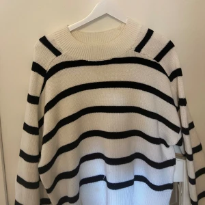Randig stickad tröja - En jättefin stickad randig tröja , använd fåtal gpnvwr