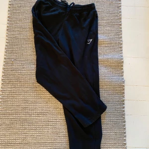 Gymshark sweatpants  - Säljer nu mina gymshark mjukisar! 9/10 skick inga defekter! Hör av dig vid frågor o funderingar!
