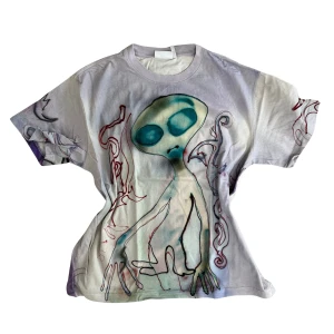 Vit t-shirt med alien-tryck från Weekday - Säljer en cool vit t-shirt från Weekday med ett unikt alien-tryck på framsidan. T-shirten är i storlek XS och är gjord av bomull. Perfekt för en avslappnad och trendig look!