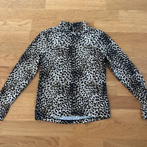 Tunn leopard tröja  - Bra skick, en ganska tajt och tunn tröja i leopard mönster väldigt mjuk och stretchig