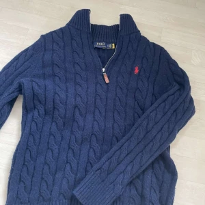Ralph lauren knitted  - Både e storlek M och ny skick. Inget e trasigt. 800st. 1500 för båda 