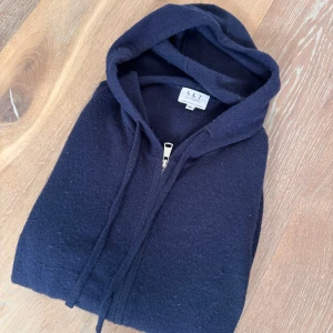 Zip-Hoodie Navy - En marinblå Zip-Hoodie från S&T. Bra skick! 