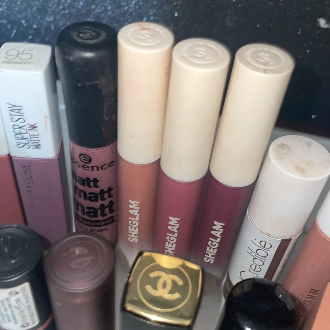 Samling av olika läppstift och läppglans - 91