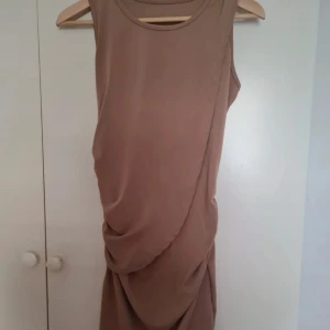 Beige klänning med volang - Nyskick 