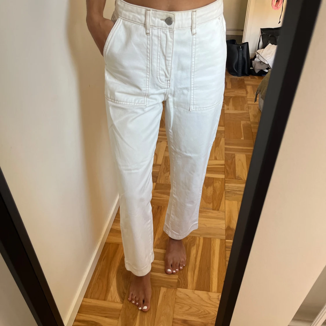Vita högmidjade byxor