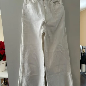 Vita högmidjade jeans  - Vita högmidjade jeans från Gina nästan oanvända behövs bara tvättas men har inga fläckar eller hål i storlek 32 säljs pågrund av att dom inte används +frakt