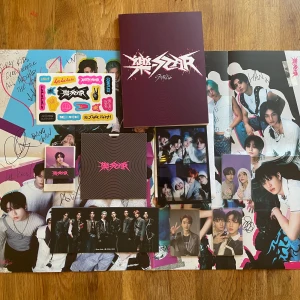 Stray Kids Rock-Star Ablum - Ett helt nytt Stray Kids Album. Det är limited edition versionen. Allt är oanvänt. Kommer inte med mini poster och lee know singel pc är från deras mini album. Köpt för 370kr💗 