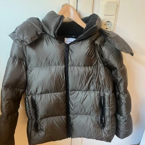 calvin klein jacka!! - säljer min calvin klein jacka i storlek M köpte den för 2600! Använt fåtal gånger 