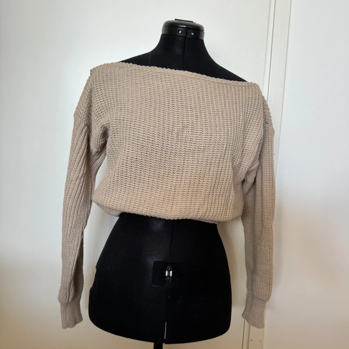 Beige stickad offshoulder tröja från Boohoo - 90