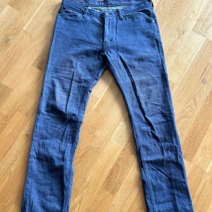 Number nine jeans - Säljer extremt sällsynta number nine jeans från ”nowhere man” kollektionen från 2002. De är size ”4”. De är 32 tum i längd och de är 32 tum i midjan. De har en slim fit men ser helt otroliga ut på. Skriv om mer frågar och jag är öppen för bud