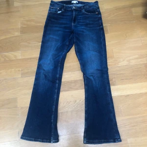 Mörkblå jeans stl 164 Gina tricot  - Mörkblå jeans från Gina tricot i stl 164. Knappt använda, mycket bra skick. 