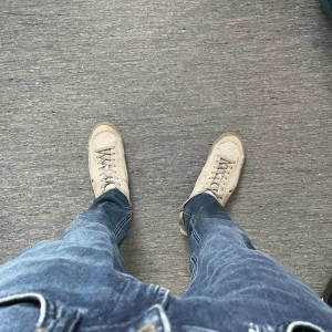 Ralph Lauren  - Säljer nu dessa snygga Ralph Lauren skor (Färg-Grå (tonel grey) den är i bra  skick då den Inte är så använd. Storlek 43. Orginal Ralph lauren låda/kartong är med som du ser på bilden. 