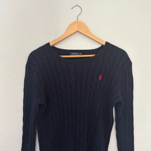 Ralph lauren tröja  - Tjena! Säljer denna stickade Ralph Lauren tröjan. Det står medium men den känns som en small skulle jag säga. Skick 8.5/10