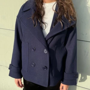 Design by si kappa - Säljer nu denna snygga kappa som passar perfekt för hösten då den inte kommer till användning. Har använt den få gånger förra hösten men är fortfarande i väldigt bra skick, nypris är 757kr och jag säljer den för 500❤️