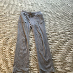 Juicy couture - Jätte fina juicy couture byxor,använd fåtal gånger. Inga hål eller liknade. Ser ut som nya. Säljer pågrund av att jag e i behov av pengar och de kommer inte till användning.Pris kan diskuteras vid snabb affär!