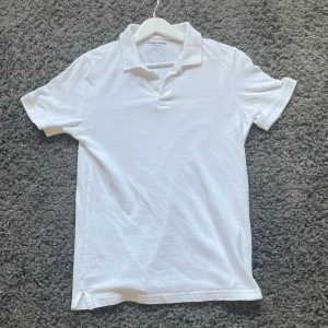 Vit piké  - Säljer min pike från Jack and Jones då den inte kommer till användning. Sparsamt använd, skick 8/10. Skriv för mer bilder och info 