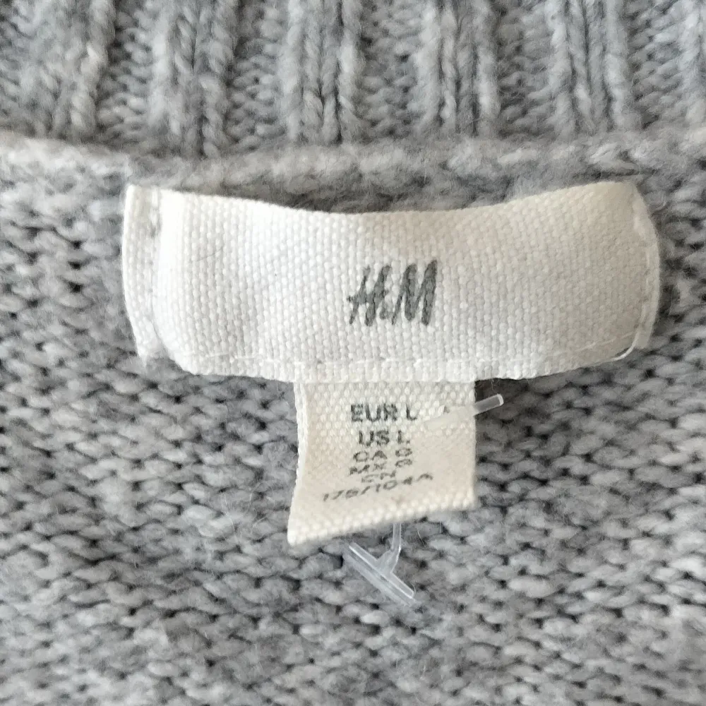 Säljer en snygg grå tröja med mörk bruna knappar från H&M. Bra skick storlek L. Endast upphämtning! (Malmö)  Tar både swish och kontant.  Vid intresse smsa: 0735865563 Mejl: billigafynd.lilja@gmail.com. Tröjor & Koftor.