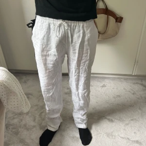 Vita Linnebyxor  - Vita linnebyxor köpta i Spanien Nypris ca 1100kr Skick 9/10 (knappt använda) (Säljer även likadana fast i svart)