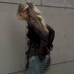 Blus med volang  - Genomskinlig volang topp, använd 2 gånger 