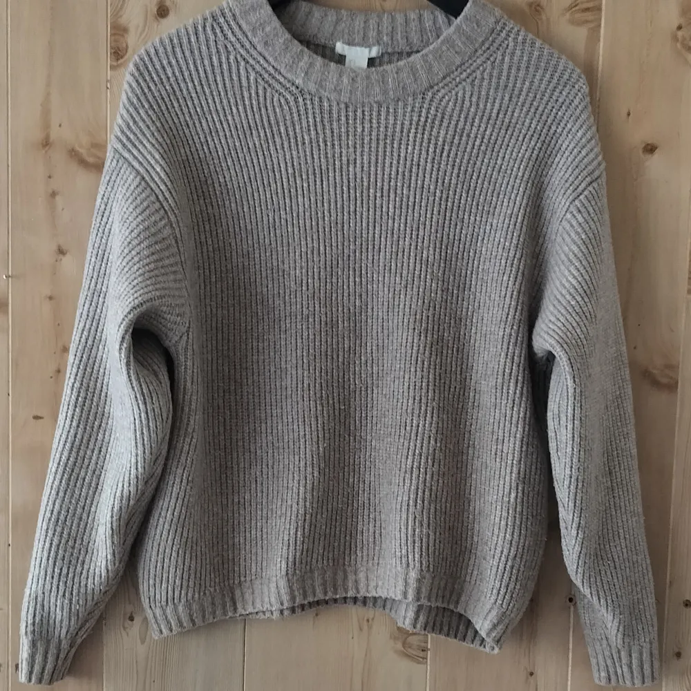 Hej!  Säljer en beige tjock tröja i bra skick. Endast upphämtning (Malmö). Tar både swish och kontant.    Vid intresse smsa: 0735865563 Mejl: billigafynd.lilja@gmail.com. Tröjor & Koftor.