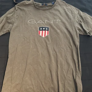 2 Gant t-shirt  - Rensar garderoben.  Grön - 170 Blå - M båda för 300 elr 1 för 200 Kontakta för mer info, pris ej hugget