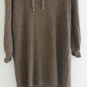 Klänning  - Brun stickad klänning med luva, använd fåtal gånger. Skön och mjuk