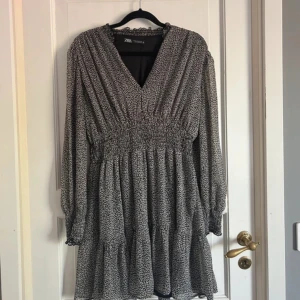 Mönstrad klänning från Zara - Fin klänning från Zara som tyvärr inte kommer till användning längre. Är i storlek M. Pris går att diskutera💞