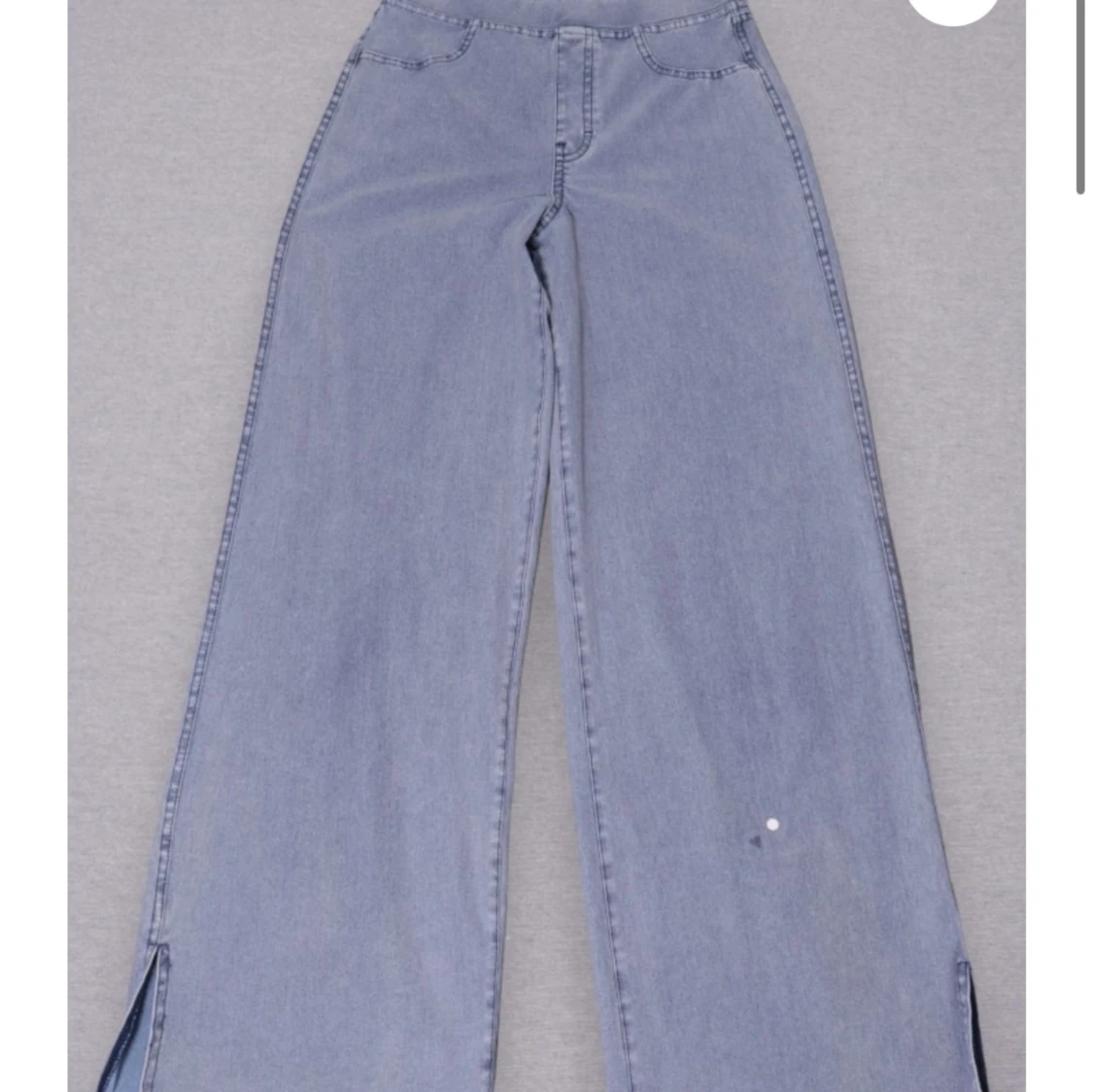 Grå jeans med slits
