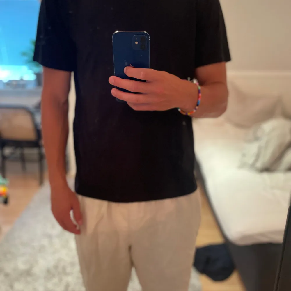 Säljer nu min golden goose t-shirt, Den är i storlek L och har bra passform. Köpte den på Horizon i Helsingborg och har knappt användt den. Skicket är 10/10. T-paidat.