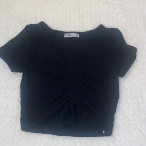 Svart topp  - Bra skick svart topp från newyorker ihoprynkad i fram