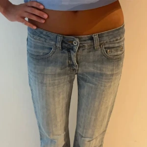 jeans - Säljer dessa dösnygga jeans jag köpte här på plick då de tyvär var för stora 🥹❣️(lånade bilder)