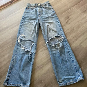 Jeans - Jätte fina jeans med hål på knäna