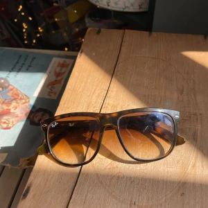 Rayban boyfriend  - Säljer mina rayban boyfriend. Inget case medföljer. Skicket är bra och all info står på själva glasögonen(bild 2)