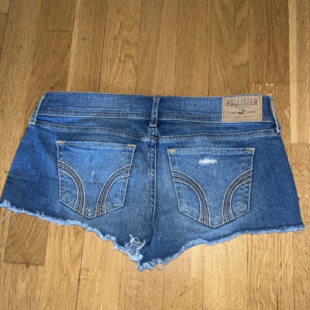 Super snygga hollister shorts köpt här på Plick men som tyvärr är förstora för mig. Mått rakt över är 40 cm. Shorts.