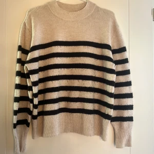 Stickad tröja hm  - Perfekt nu till hösten. 💕 skriv vid funderingar 