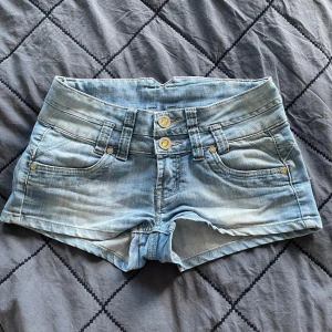 Lågmidjade jeans shorts - Säljer dessa coola lågmidjade jeans shorts som är köpta second hand. Säljer på grund av att dem tyvär var för stora för mig. Hör av dig vid intresse eller frågor!💞