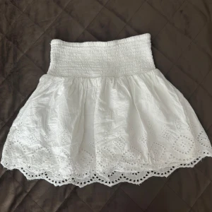 Vit volang kjol🤍xxs-xs - (Alla bilder är mina)💓 söt volang kjol som passar alla årstider💝 går att ha när det är kallt med en mysig stickad kofta eller på samlaren med en snygg topp💘💘 helt oanvänd och har inga defekter💝🤗