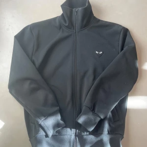 CDG trackjacka - Lite nopprig annars gott skick