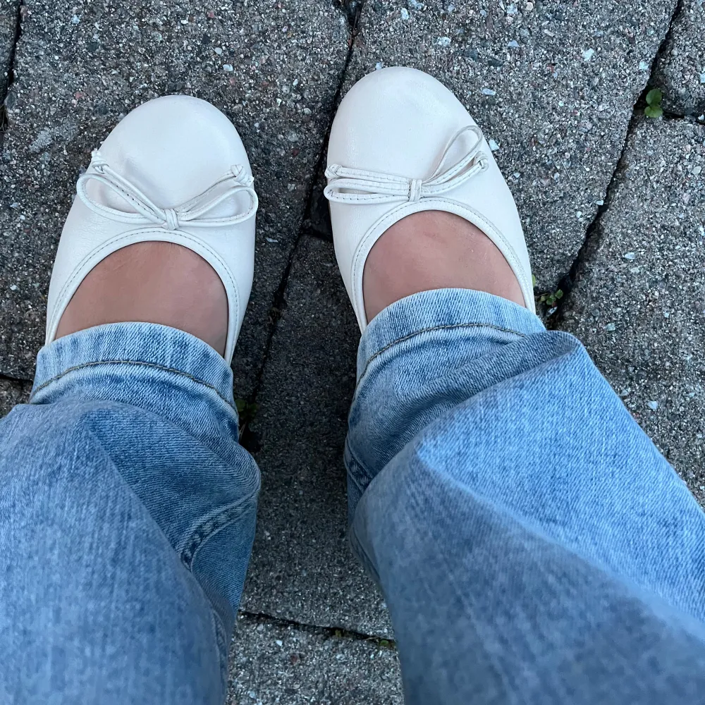 Jättesöta ballerinaskor i Strl 37. Bra/okej skick utan defekter. Är lite slitna på undersidan men det är inget som påverkar skons funktion. Passar perfekt till både jeans och en söt kjol, skriv om du vill ha bilder från sidan eller under💗💗. Skor.