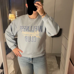 Jätte fin baby blå sweatshirt - En jätte söt babyblå sweatshirt, använder inte längre och behöver ett nytt hem🩵