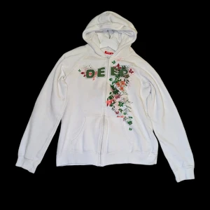Y2K hoodie for the girls 🎀 - Säljer en jättefin hoodie med floral tryck i Storlek L (Sitter mer som M elle tillome S😓) anyways Dm vid intresse 🌹