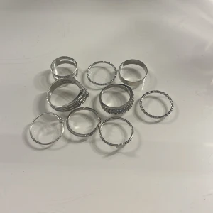 ringar - säljer alla dessa ribgar i ett❤️ Från shein så ej äkta.