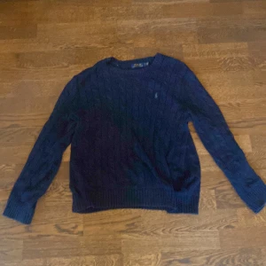 Ralph Lauren kabelstickad - En Ralph Lauren tröja som är kabelstickad. Inga tecken på användning. Använd ca 2-3 månader.