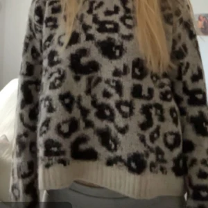 Stickad leopard tröja - Jättefin stickad leopard tröja säljer pga ingen användning 
