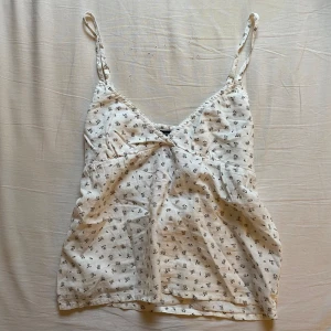 Topp från brandy Melville  - En oanvänd topp från brandy Melville med prislapp kvar! Jätte söt ❤️ 