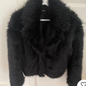 Pälsjacka Svart - Svart mysig pälsjacka i storlek S, sitter bekvämt och passar inför hösten/vintern.  Väldigt lik den eftertraktade zara pälsjackan. Pris kan diskuteras