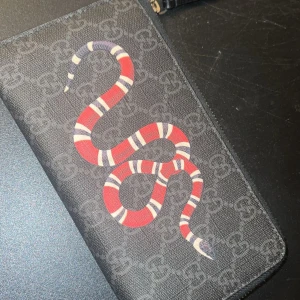 Gucci plånbok - En större plånbok som du kan lägga dina kort i samt telefon.   Pris kan diskuteras vid snabb affär kvitto finns 