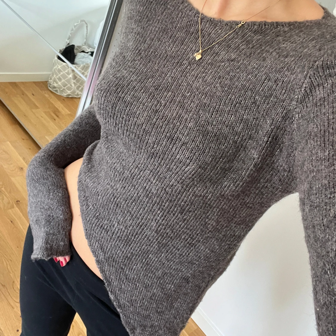 Asymmetrisk stickad tröja i mullvadsfärg Na-Kd - 93