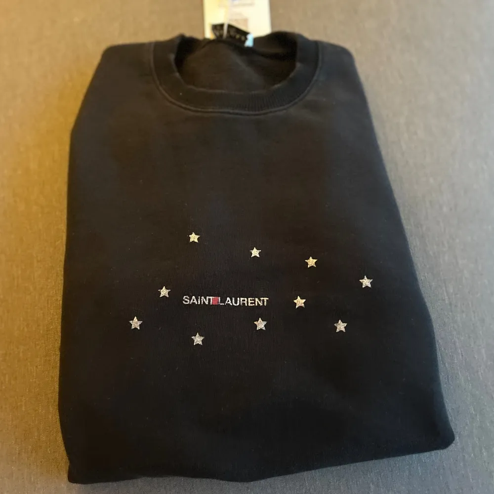 Riktigt sjyst nyköpt Saint Laurent Sweatshirt som tyvärr var snäppet för liten men sitter bra i Size S 👍 köpt på Vestiaire Collective samt därmed verifierad | Jättebra skick | Med en riktigt skön vintage tvätt.  Fråga gärna 💯 | Nypris ca. 5000-7000kr. Hoodies.